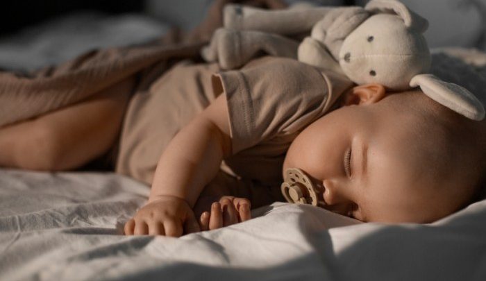 Dbanie o prawidłowy rytm snu u niemowląt – krok po kroku.