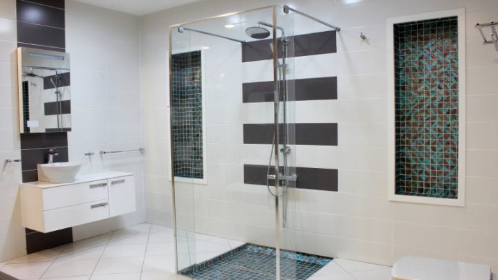 Jak zbudować prysznic w zagłębieniu ściany – instrukcja wykonania miejsca do kąpieli bez kabiny