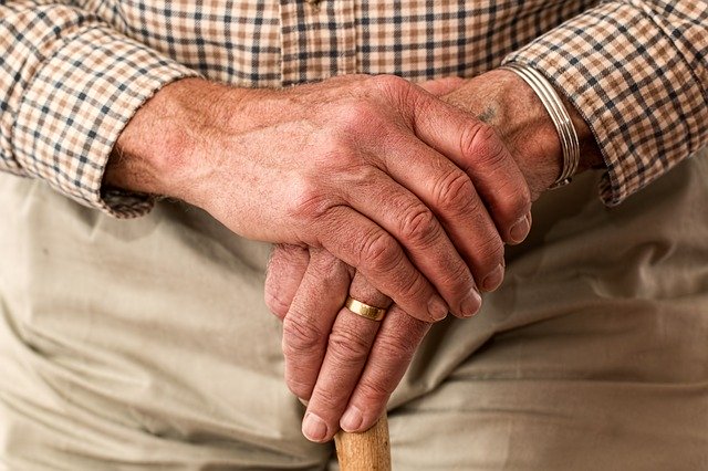 Opieka nad sobą starszą w domu. Co warto wiedzieć?