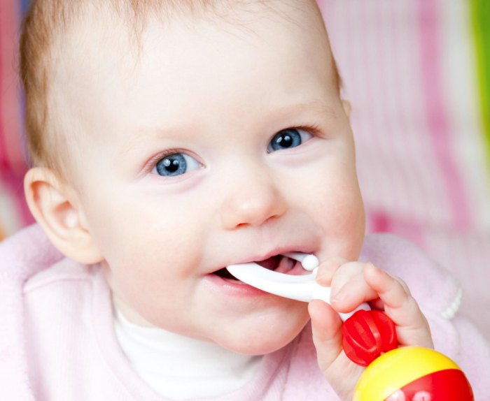 Ząbkowanie u niemowląt – Objawy i kiedy oczekiwać pierwszych ząbków