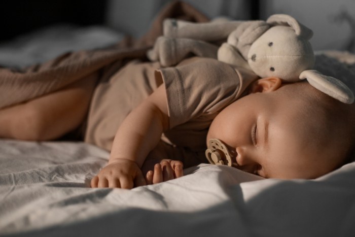 Dbanie o prawidłowy rytm snu u niemowląt – krok po kroku.