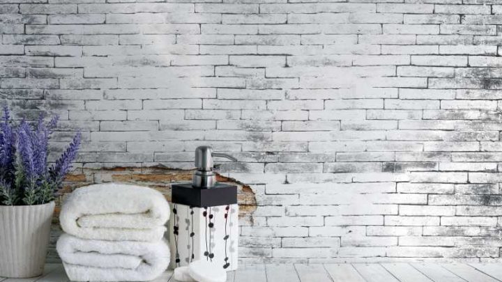 Inspiracje na łazienkę z ceglaną ścianą – 16 projektów z wykorzystaniem białej i czerwonej cegły