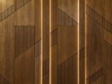 Stylowa okładzina ścienna - pionowe drewniane panele ryflowane
