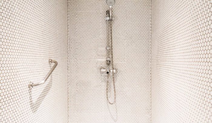 Jak zaprojektować łazienkę bez barier ruchowych w mieszkaniu w bloku